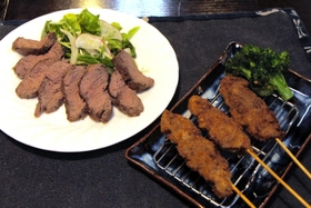 シカ肉のローストと串カツ＝１６日昼、丹波篠山市大藤