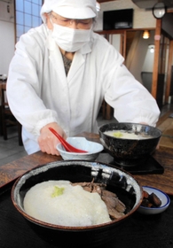 山の芋のとろろをふんだんに使った大手食堂の牛とろ丼＝丹波篠山市二階町
