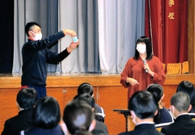 人権講演会で、「からだ」と「こころ」の話をする辻由起子さん（奥右）＝西紀中学校
