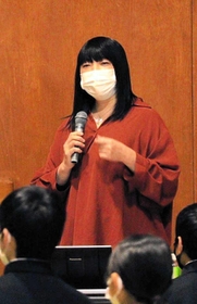 ＤＶについて説明する辻由起子さん＝西紀中学校