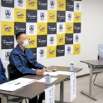 枝豆栽培などについて意見を交わす農家ら＝小田垣商店