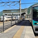 通過していく福知山行き特急（左）＝ＪＲ谷川駅
