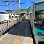 加古川線の電車（右）のすぐ隣に止まる新大阪行き特急。ドアは閉まっている＝ＪＲ谷川駅