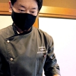 「丹波栗のモンブラン・ガレット」とシェフの櫻井龍弥さん＝丹波篠山市今田町下立杭