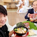 「丹波の赤鬼ラーメン」を開発した長島皇貴さん（左）と、土産用「悪右衛門らーめん」を手にする丹波市観光協会の柳川拓三会長＝氷上パーキングエリア