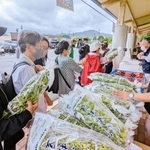 販売解禁となった黒枝豆を購入する人たち＝丹波篠山市東吹、味土里館