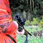猟銃を手にシカを待ち構える猟師＝丹波篠山市内