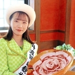 大輪の花のように盛り付けられた「ぼたん肉」＝料理旅館「高砂」