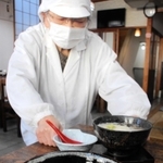 山の芋のとろろをふんだんに使った大手食堂の牛とろ丼＝丹波篠山市二階町