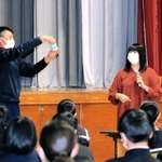 人権講演会で、「からだ」と「こころ」の話をする辻由起子さん（奥右）＝西紀中学校