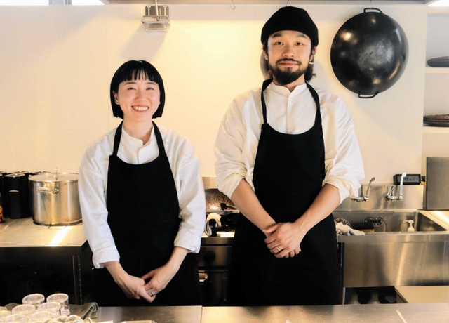 タカブルカリーオーナーの松浦昂信さん（右）と妻の苑子さん＝丹波篠山市郡家