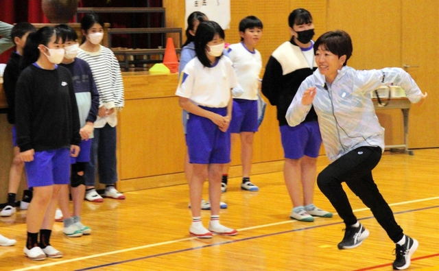 児童らの前で走りを披露する野口みずきさん＝小川小学校