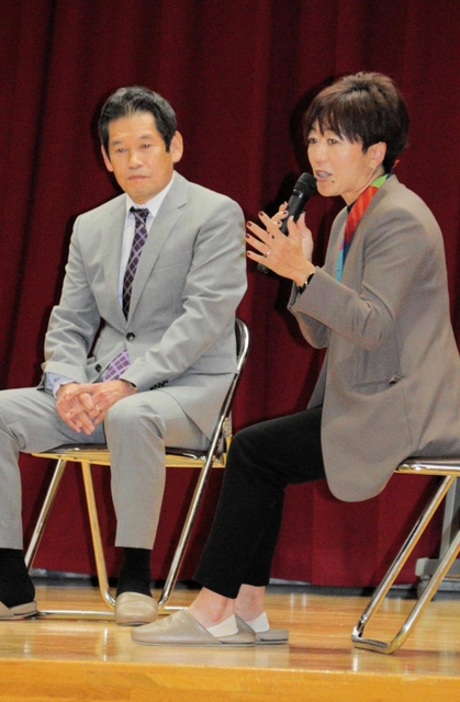 特別授業で児童らに夢を持つ大切さなどを語りかける野口みずきさん（右）と広瀬永和さん＝小川小学校