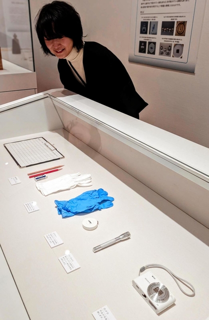 カメラ、ペンライトなど学芸員の調査道具＝兵庫陶芸美術館