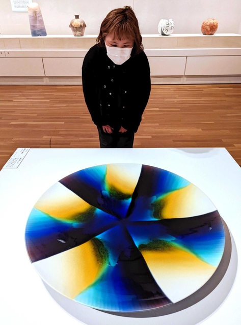 会場に並ぶ所蔵品の色鮮やかな大皿＝兵庫陶芸美術館