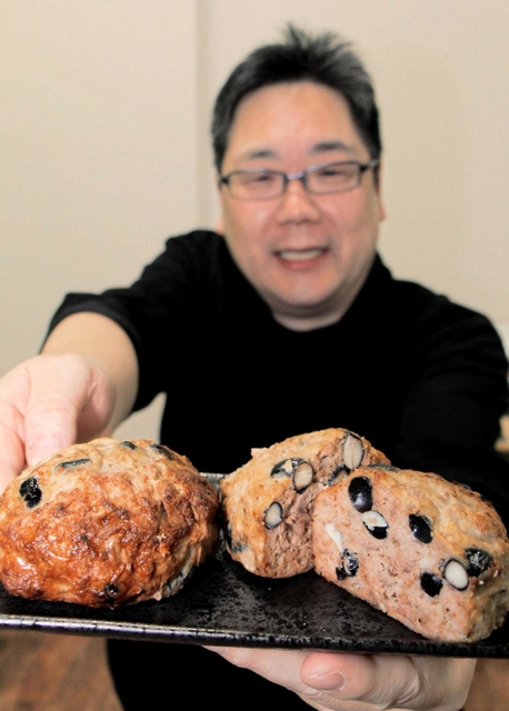 黒豆の重量はハンバーグ全体の１割。肉の食感を損なわない絶妙のバランスという＝丹波市柏原町母坪