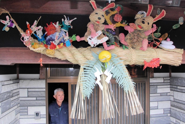 ウッドクラフト展でグランプリ常連親子 ファンタジックな巨大しめ縄に