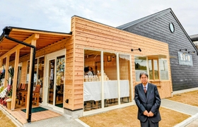 オープンした丹波篠山食品の直営店「黒豆の郷」と建設中の加工場＝丹波篠山市吹新