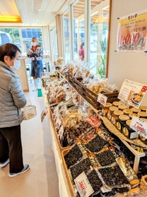 黒豆や黒豆加工品などが並ぶ店内＝丹波篠山市吹新