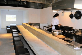 スタイリッシュな雰囲気の店内＝丹波篠山市郡家