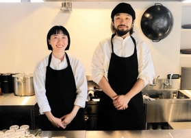 タカブルカリーオーナーの松浦昂信さん（右）と妻の苑子さん＝丹波篠山市郡家