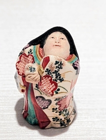 近代の淡路で制作された、おたふくをかたどった香合＝兵庫陶芸美術館
