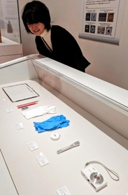 カメラ、ペンライトなど学芸員の調査道具＝兵庫陶芸美術館