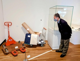 展示ケースを運ぶハンドリフト（左端）や作品を保護する綿まくら、養生マットなどが並ぶコーナー＝兵庫陶芸美術館