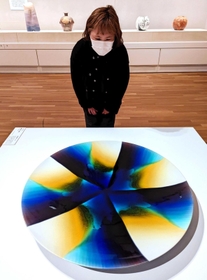 会場に並ぶ所蔵品の色鮮やかな大皿＝兵庫陶芸美術館