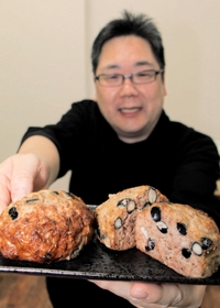 黒豆の重量はハンバーグ全体の１割。肉の食感を損なわない絶妙のバランスという＝丹波市柏原町母坪