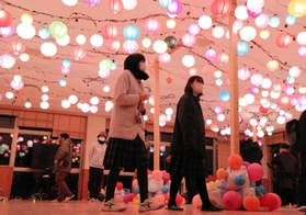 約５００個のランタンがともった会場＝芦田集学校