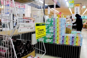 陳列棚から姿を消した丹波市指定のごみ袋＝丹波市内