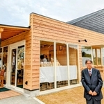オープンした丹波篠山食品の直営店「黒豆の郷」と建設中の加工場＝丹波篠山市吹新