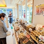 黒豆や黒豆加工品などが並ぶ店内＝丹波篠山市吹新