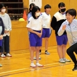 児童らの前で走りを披露する野口みずきさん＝小川小学校