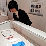 カメラ、ペンライトなど学芸員の調査道具＝兵庫陶芸美術館