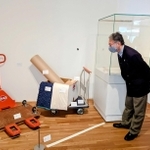 展示ケースを運ぶハンドリフト（左端）や作品を保護する綿まくら、養生マットなどが並ぶコーナー＝兵庫陶芸美術館