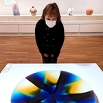 会場に並ぶ所蔵品の色鮮やかな大皿＝兵庫陶芸美術館