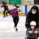 スケートを楽しむ来場者＝ピュアスポーツ柏原