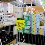 陳列棚から姿を消した丹波市指定のごみ袋＝丹波市内