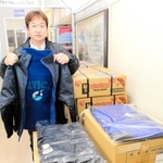 ウクライナに使い捨てカイロと防寒具を送る準備をする釣り具メーカー「ささめ針」の織田貴己課長＝丹波市山南町奥