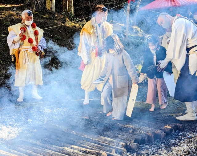 「今年こそ…」結界の中、立ち上る炎と煙に祈り 山伏らが護摩供養 丹波篠山・倶利伽羅不動尊|丹波|神戸新聞NEXT