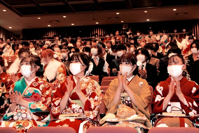 晴れ着に身を包んだ式典「二十歳のつどい」の出席者たち＝丹波市春日町黒井、春日文化ホール