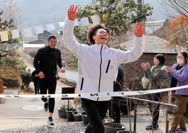 「がちんこアスリート部門」で１着に輝いた男性＝丹波篠山市味間奥