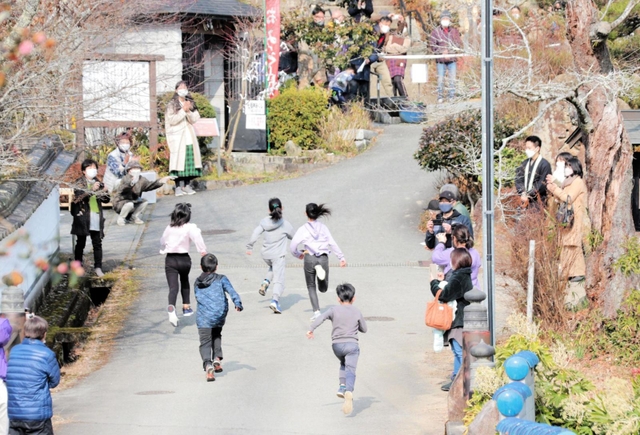 小学生らが大国寺前の坂を駆け上がる＝丹波篠山市味間奥