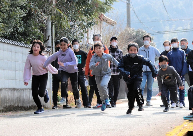 一斉にスタートを切る小学生ら。大人たちが笑顔で見守る＝丹波篠山市味間奥