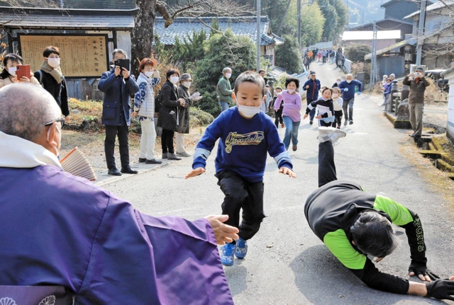 １着に輝いた渡辺矢真人君。ライバルはゴール直前で転倒した＝丹波篠山市味間奥