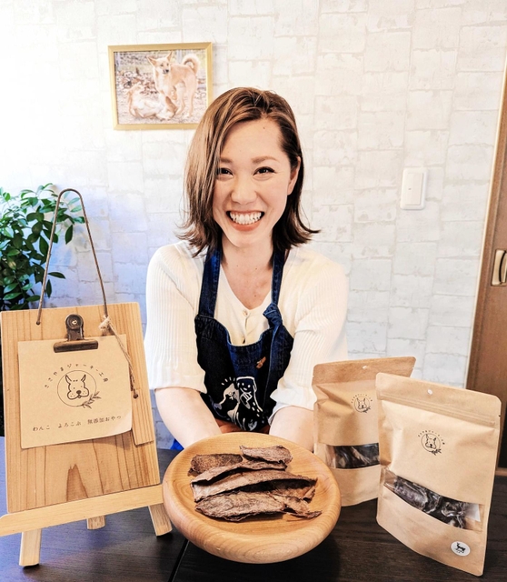 鹿肉ジャーキーと鹿肉ふりかけを製造販売する森重希美さん＝丹波篠山市
