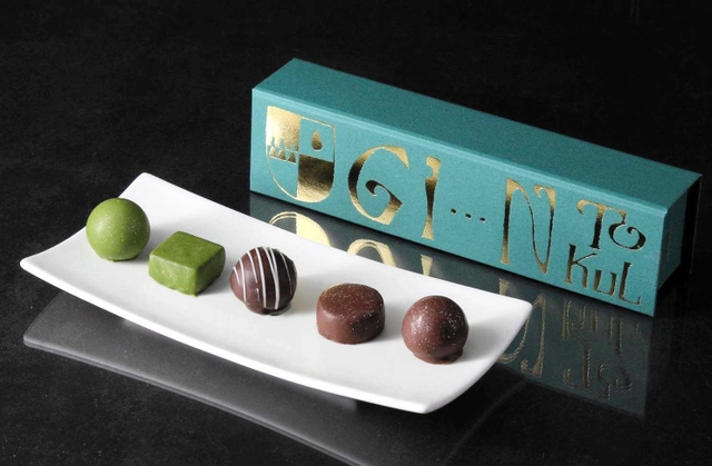 抹茶、煎茶、ほうじ茶の３種類の緑茶と特製の「緑茶ＧＩＮ」を掛け合わせたチョコレート（西山酒造場提供）