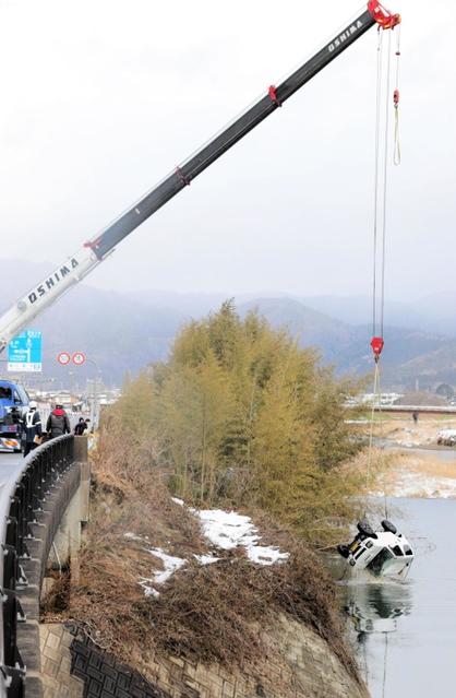 大型クレーンで引き揚げられる軽乗用車＝丹波市市島町勅使